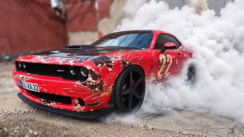 Dodge Challenger SRT 392 mit roter Designfolierung im Rat- und Racing-Look