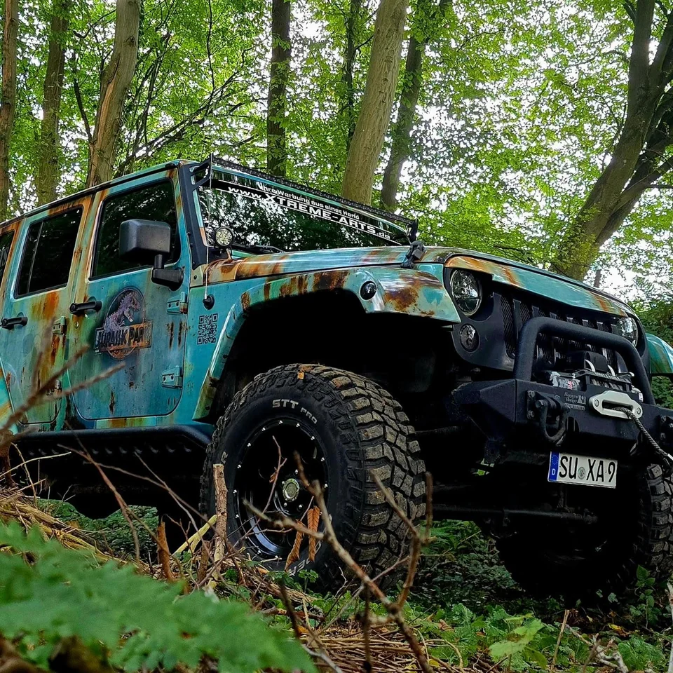 Jeep Wrangler · individuelles Design im Jurassic-Park-Look
