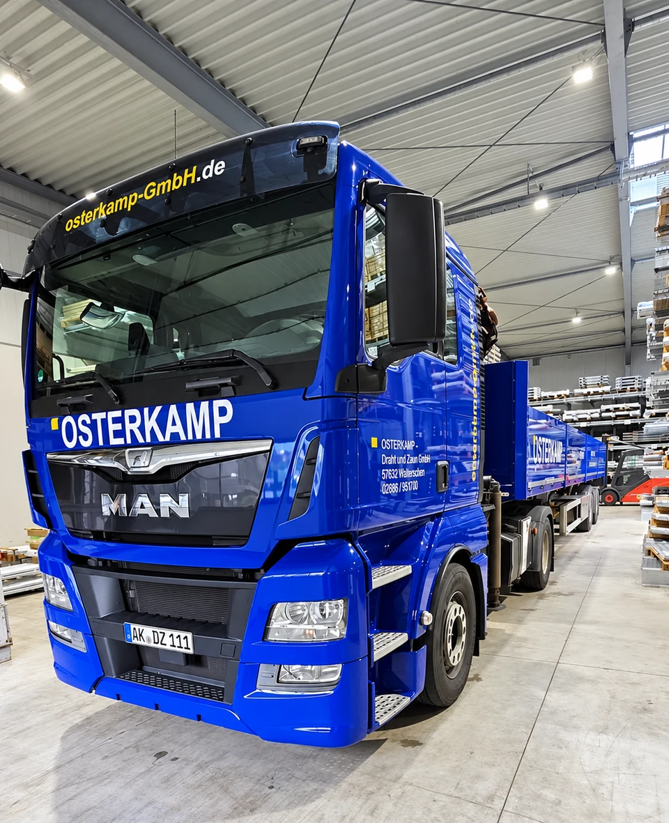 Blauer MAN-Lkw mit OSTERKAMP-Fahrzeugbeschriftung